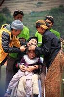 dieng, indonesia - 1 de agosto de 2015. festival cultural de dieng, los turistas siguen la procesión de rastas durante el evento del festival cultural de dieng en dieng, distrito de banjarnegara, java central foto