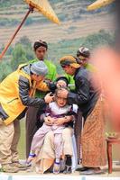 dieng, indonesia - 1 de agosto de 2015. festival cultural de dieng, los turistas siguen la procesión de rastas durante el evento del festival cultural de dieng en dieng, distrito de banjarnegara, java central foto