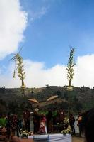 dieng, indonesia - 1 de agosto de 2015. festival cultural de dieng, los turistas siguen la procesión de rastas durante el evento del festival cultural de dieng en dieng, distrito de banjarnegara, java central foto