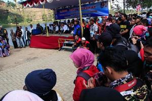 dieng, indonesia - 1 de agosto de 2015. festival cultural de dieng, los turistas siguen la procesión de rastas durante el evento del festival cultural de dieng en dieng, distrito de banjarnegara, java central foto