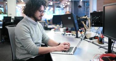 hombre de negocios que trabaja usando una computadora portátil en la oficina de inicio foto