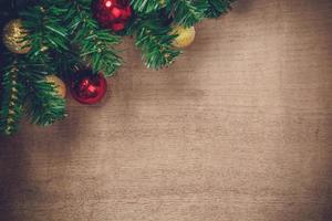 abeto de Navidad con decoración en una tabla de madera, color vintage foto