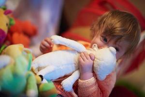 niño jugando con juguetes en casa foto