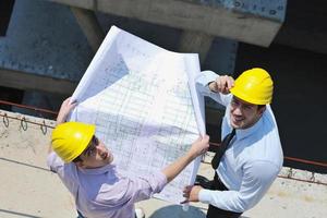 equipo de arquitectos en el sitio de construcción foto