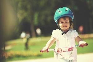 niña con bicicleta foto