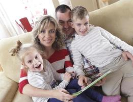 familia joven feliz en casa foto