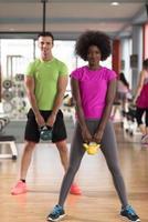 entrenamiento en pareja con pesas en el gimnasio crossfit foto