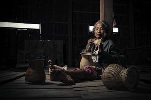 abuela asiática pescadora con la red de bambú foto
