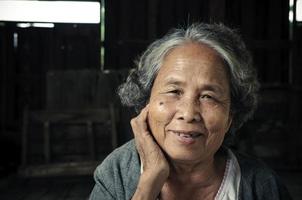 retrato de mujer mayor en el hogar foto