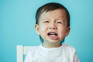 retrato de niño asiático llorando foto