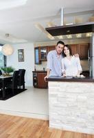 feliz pareja joven divertirse en la cocina moderna foto