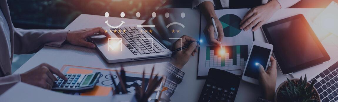 Encuesta de satisfacción y concepto de servicio al cliente. Persona de negocios que utiliza un ordenador portátil para responder al cuestionario y otorgar puntajes de satisfacción. Otorgue una calificación muy satisfecha con el ícono de la cara sonriente de 5 estrellas. foto