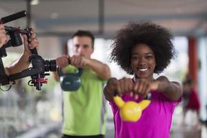 entrenamiento en pareja con pesas en el gimnasio crossfit foto