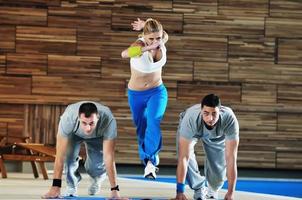 grupo de adultos jóvenes en el gimnasio foto