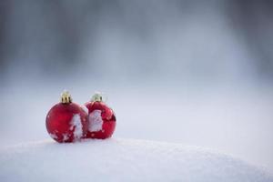 bola de navidad en la nieve foto