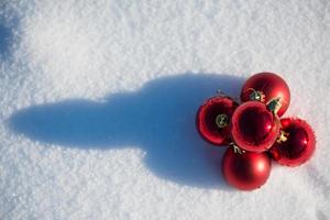 bola de navidad roja en nieve fresca foto