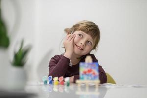 niña pintando sobre lienzo foto