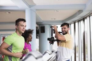 gente ejercitando un cardio en cinta de correr en el gimnasio foto