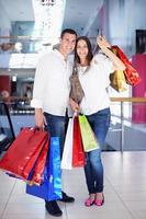 feliz pareja joven en compras foto