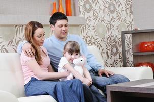 familia joven feliz en casa foto