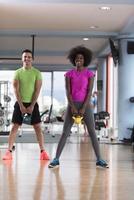 entrenamiento en pareja con pesas en el gimnasio crossfit foto