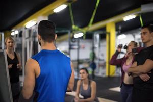 atletas recibiendo instrucciones del entrenador foto