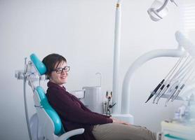 mujer paciente en el dentista foto