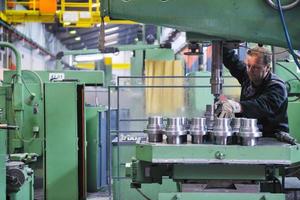 trabajadores de la industria personas en fábrica foto