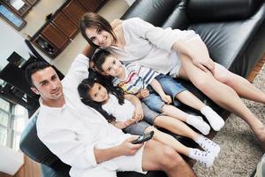 familia viendo televisión plana en casa moderna interior foto