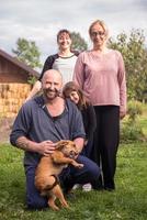 retrato de familia feliz en la granja foto