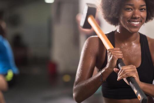mujer negra después del entrenamiento con martillo foto