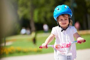 niña con bicicleta foto