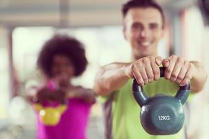 entrenamiento en pareja con pesas en el gimnasio crossfit foto