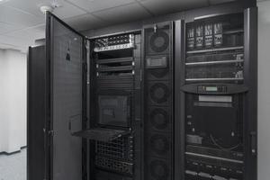 centro de datos con varias filas de racks de servidores en pleno funcionamiento. telecomunicaciones modernas, computación en la nube, inteligencia artificial, base de datos, concepto de tecnología de supercomputadoras. foto