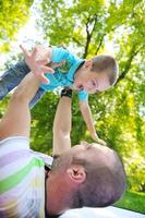 feliz padre e hijo se divierten en el parque foto