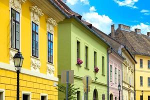 hungría, calles antiguas en la ciudad histórica cerca del castillo de budapest y el bastión de los pescadores en la colina del castillo foto