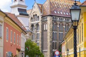 hungría, calles antiguas en la ciudad histórica cerca del castillo de budapest y el bastión de los pescadores en la colina del castillo foto