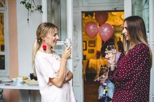 dos chicas en la terraza foto