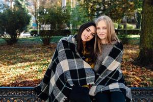 dos hermosas en el parque, posando para la cámara foto