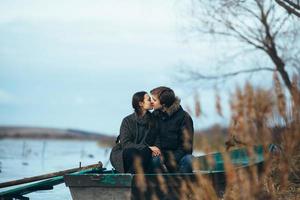 joven pareja hermosa en el hielo de un lago congelado foto