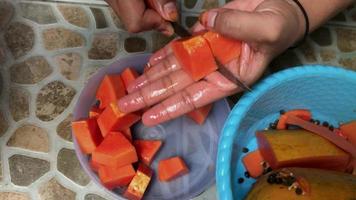 geschnittene Papayafrucht mit Küchenpesos video