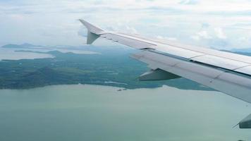 Flygfoto över grupp av ö i Andamansjön nära Phuket, södra delen av Thailand, utsikt från fallande flygplan video