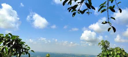 cielo azul y nubes blancas foto gratis