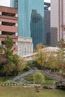 una vista del centro de houston, texas, con el ayuntamiento en el centro y las orillas del pantano de búfalo al frente. foto