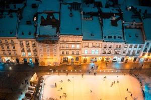pista de patinaje sobre hielo en la plaza foto