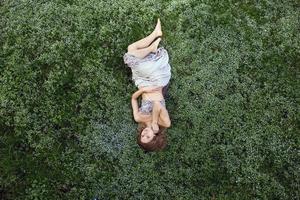 niña en el jardín disparada desde arriba foto