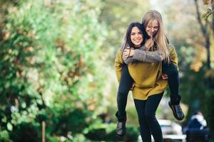 dos chicas divirtiéndose en el parque foto