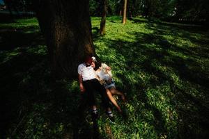 hermosa pareja en el parque foto