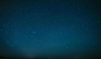 una imagen simple de un hermoso cielo estrellado foto