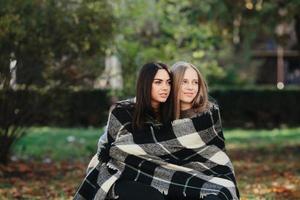 dos hermosas en el parque, posando para la cámara foto